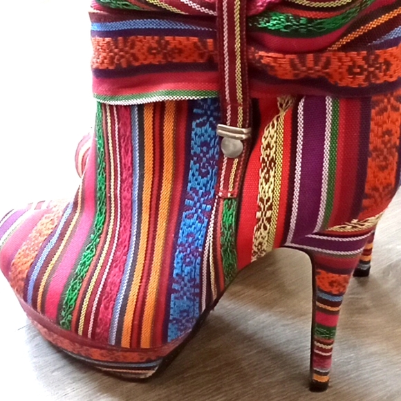 Tapestry Heels Size 8.5 - Picture 2 of 7